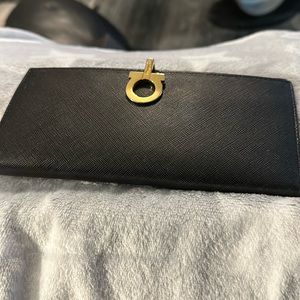 Salvatore Fergarmo used black wallet great condition zipper works,